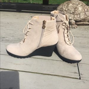 Secret Celebrity 8.5 wedged bootie